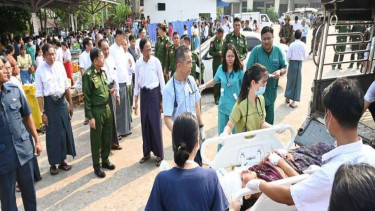 Pemimpin militer Myanmar Jenderal Senior Min Aung Hlaing memeriksa korban gempa.