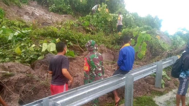 Lintas Sulawesi Wilayah Barat di Desa Kasia terputus karena longsor.