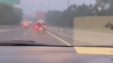 Detik-detik mobil alami pecah ban di tol