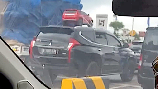 Mitsubishi Pajero Sport bawa mainan mobil Pajero di atap