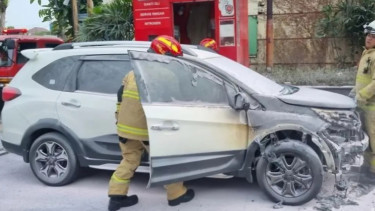 Honda BR-V terbakar di SPBU Kayoon Surabaya