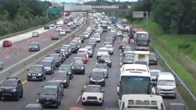 Kepadatan Arus Mudik di Tol Jakarta-Cikampek Terus Berlanjut