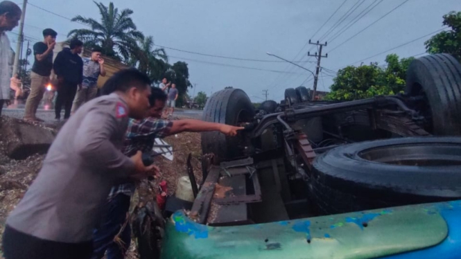 Bus ALS Membawa Penumpang Mudik Lebaran Idul Fitri 1446 Hijiriah Terguling di Kabupaten Sarolangun