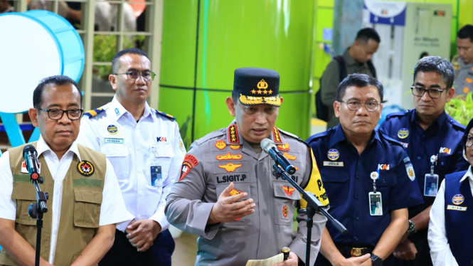 Kapolri Jenderal Listyo Sigit Prabowo meninjau mudik di Stasiun Gambir, Jakarta.