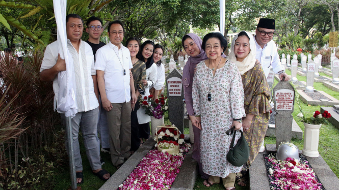 Presiden ke-5 RI Megawati Soekarnoputri ziarah ke makam Taufiq Kiemas