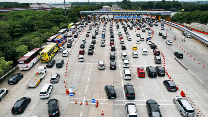 Lalu lintas kendaraan di Gerbang Tol Cikampek saat arus mudik Lebaran 2025.