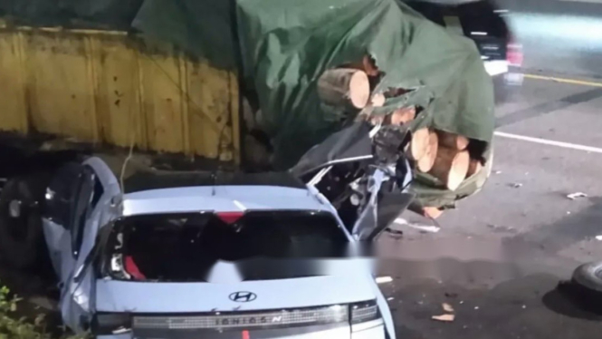 sebuah mobil Hyundai Ioniq menabrak truk yang melaju di jalur tersebut. Akibat kecelakaan ini, tiga orang dilaporkan meninggal dunia, sementara dua lainnya mengalami luka-luka.