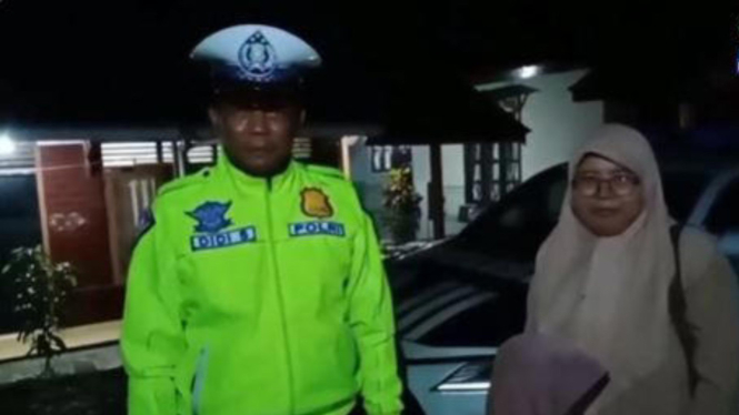Ibu peserta mudik gratis di jalan tol dibantu polisi