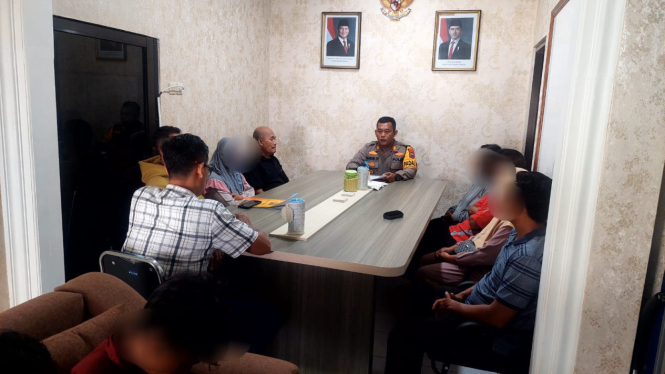 Pelaku dan korban saat mediasi di Polsek Sumobito 