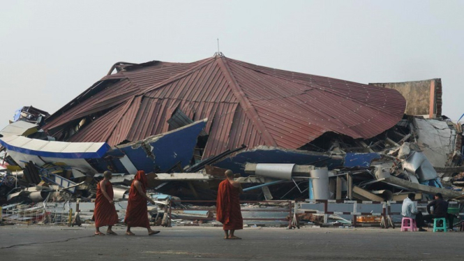 Puing-puing bangunan runtuh akibat gempa di Naypyitaw, Myanmar, Sabtu.