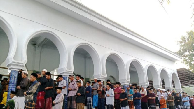 Ratusan warga di perbatasan Jember-Bondowoso salat Idul Fitri hari ini