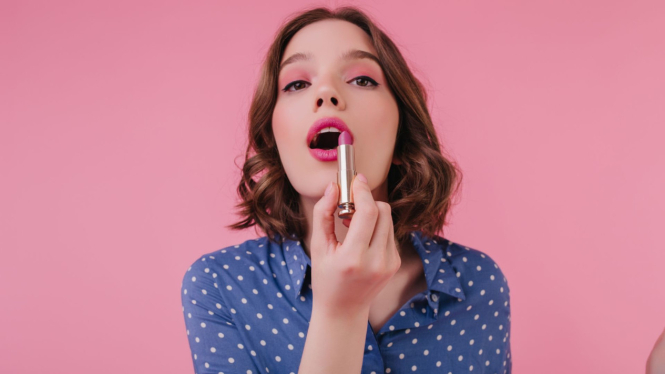Ilustrasi memakai lipstik