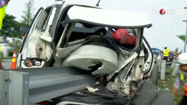 Daihatsu Terios Bawa 9 Pemudik Terbalik dan Hantam Pembatas Jalan Tol Cipalo