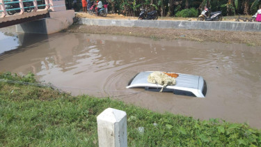 Mobil pemudik tujuan Banyumas, Jawa Tengah masuk ke sungai di ruas jalan Laranga