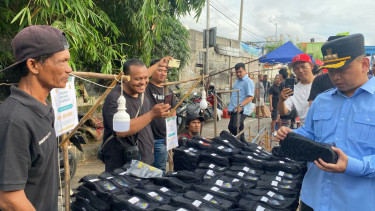 Wali Kota Depok Supian Suri borong sendal di pasar tumpah