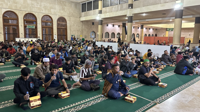 Momen Bek PSIS, Alfeandra Dewangga Berbagi Takjil dan Minuman di Masjid Agung