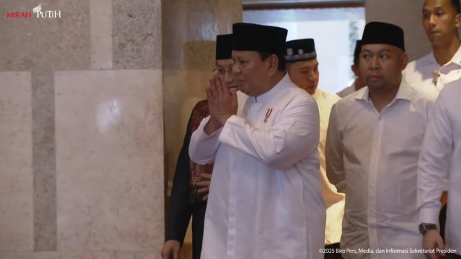 Presiden RI Prabowo Subianto dan sang anak, Didit Hediprasetyo tiba di Masjid Istiqlal, Jakarta Pusat untuk salat Id, Senin, 31 Maret 2025