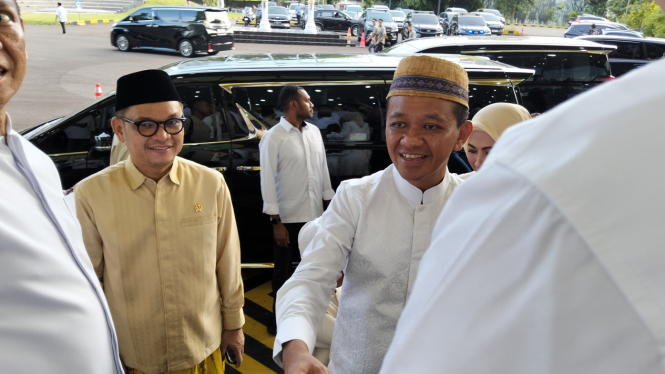 Ketua Umum Partai Golkar Bahlil Lahadalia saat hendak salat Id di Kantor DPP Partai Golkar, Senin, 31 Maret 2025.
