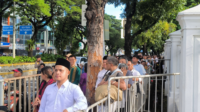 Sejumlah warga mengantre masuk ke acara open house di Istana Merdeka, Jakarta Pusat, Senin, 31 Maret 2025