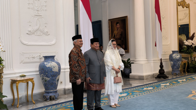 Menteri Keuangan, Sri Mulyani bersama sang suami halal bihalal dalam acara open house di Istana Merdeka, Jakarta Pusat, Senin, 31 Maret 2025