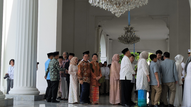 Gubernur Jakarta, Pramono Anung dan istri ikut antre halal bihalal dengan Presiden RI Prabowo Subianto di Istana Merdeka, Jakarta Pusat, Senin, 31 Maret 2025