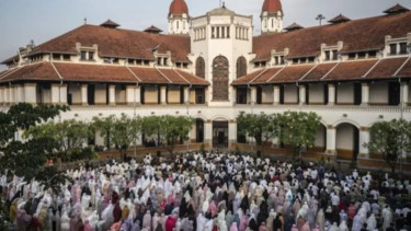 Kota Semarang saat Salat Idul Fitri untuk pertama kalinya digelar di Lawang Sewu