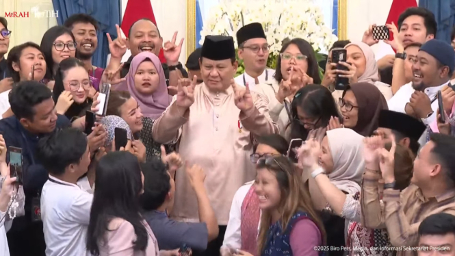 Momen Presiden RI Prabowo Subianto diajak joget velocity saat open house di Istana Merdeka, Jakarta Pusat, Senin, 31 Maret 2025