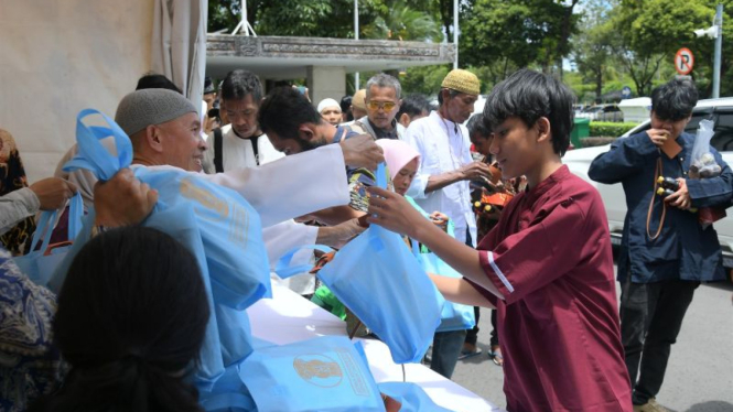 Istana Kepresidenan Jakarta membagikan lebih dari 5.000 bingkisan dan suvenir