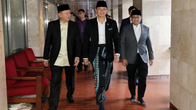 Menko AHY bersama MenEkraf/KaBekraf Teuku Riefky Harsya (kanan).