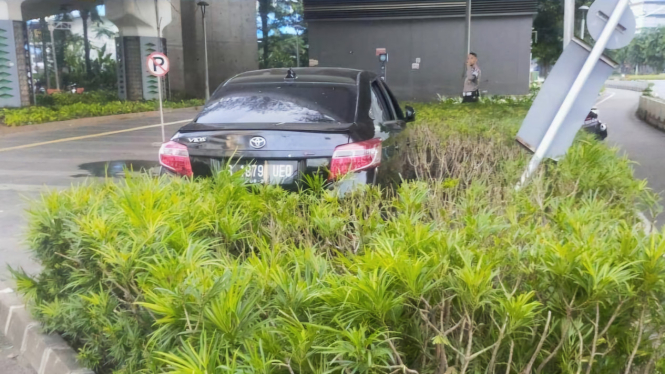 Toyota Vios hilang kendali hingga nabrak taman trotoar