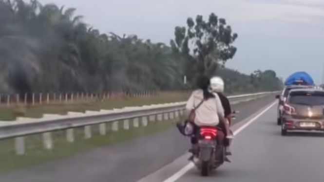 Pengemudi sepeda motor terobos ruas jalan Tol MKTT Sumut.(tangkap layar)