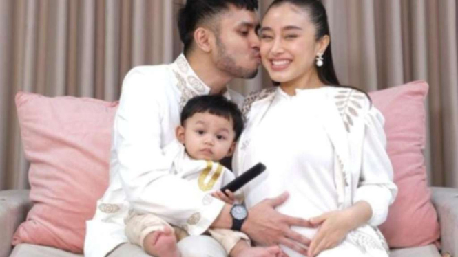 Tasya Revina dan keluarga.