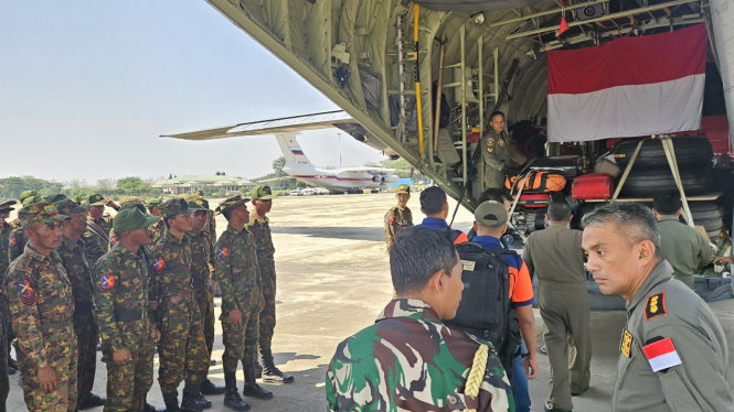 VIVA Militer: Pesawat Super Hercules TNI AU tiba di Myanmar