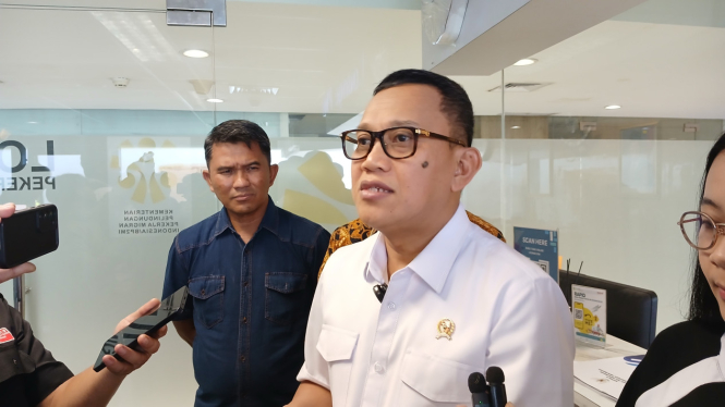 Menteri P2MI, Abdul Kadir Karding di Lounge P2MI, Terminal 3, Bandara Soetta, Tangerang