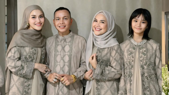 Pose hari raya Idul Fitri keluarga Ayu Ting Ting