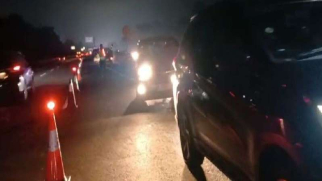 Contraflow diberlakukan di Tol Japek arah Jakarta atas diskresi Kepolisian. 