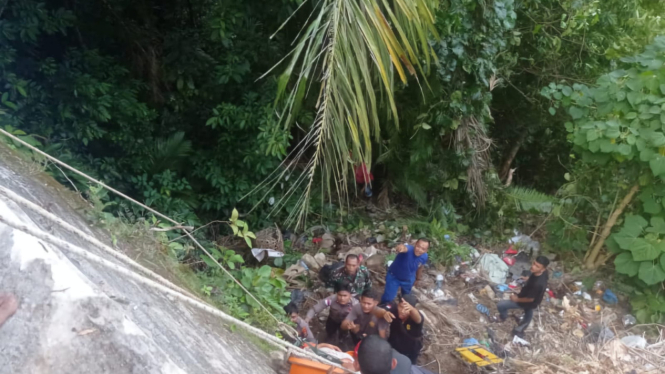Petugas mengevakuasi korban masuk jurang di Sabang. (Ist)