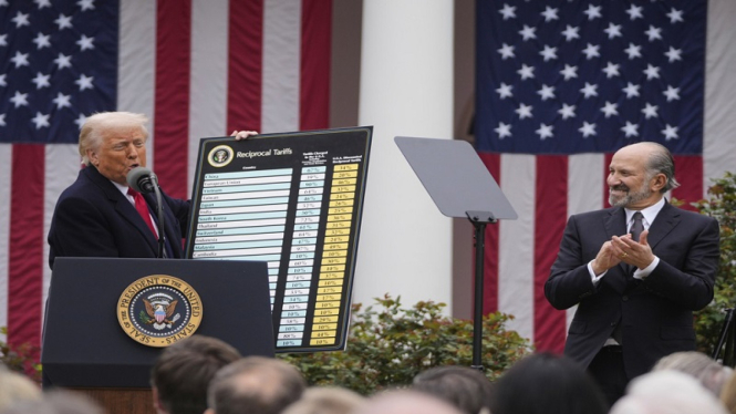 Presiden AS Donald Trump mengumumkan tarif masuk barang impor ke AS