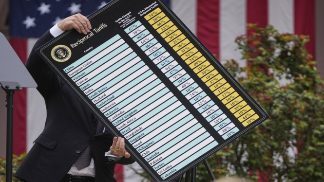 Presiden AS Donald Trump mengumumkan tarif masuk barang impor ke AS