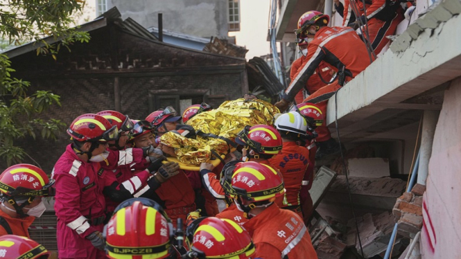 Tim SAR mengevakuasi jasad korban gempa bumi di Mandalay, Myanmar