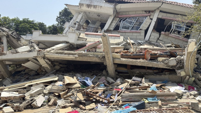 Bangunan rumah di Naypyitaw runtuh akibat gempa Myanmar