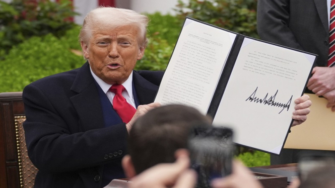 Presiden Donald Trump saat mengumumkan tarif masuk barang impor ke AS beberapa waktu lalu.