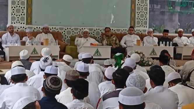 Wakil Menteri Ketenagakerjaan (Wamenaker) Immanuel Ebenezer Gerungan (Noel) dan Habib Rizieq Shihab (HRS), mengadakan halalbilhalal di HRS Center Jakarta Rabu 2 April 2025. Keduanya juga membicarakan masalah kebangsaan dan demokrasi. 