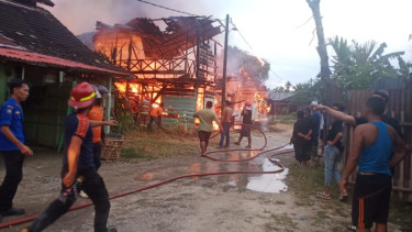 Kebakaran di rumah dinas TNI di Langsa. (Ist)