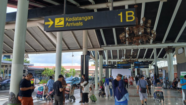 Pergerakan penumpang di area kedatangan terminal 1 bandara soetta, tangerang