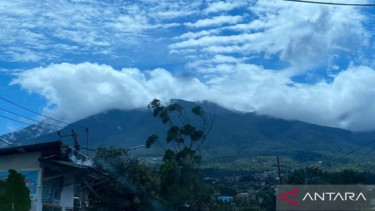 Gunung Gede terlihat dari jalur Cibodas, Desa Cimacan, Cianjur, Jawa Barat