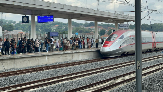 Penumpang kereta cepat Whoosh saat libur Lebaran