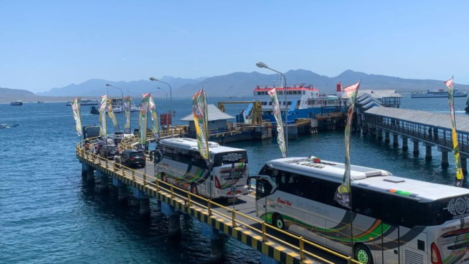 Beberapa bus sedang antri memasuki kapal dari Pelabuhan Ketapang