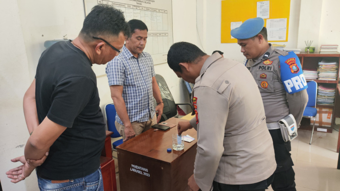 Propam Polres Labusel lakukan test urine terhadap Iptu CS.(dok Polres Labusel)