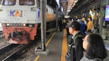 Suasana di Stasiun Semarang Tawang pada arus balik Lebaran, Jumat April 2025